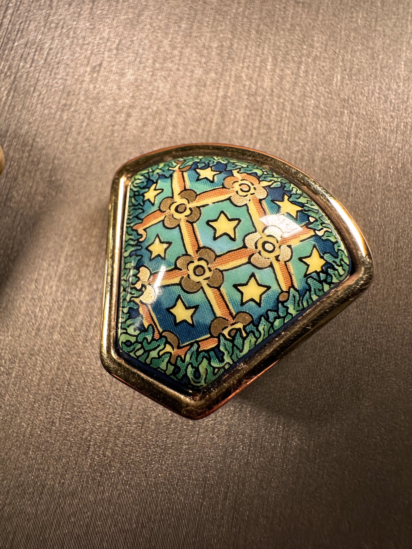 HEMRES VINTAGE 100% Authentic Clip-on Enamel Pattered Earrings, Green / Gold Tone, 1990's, Great Condition, with Original Box