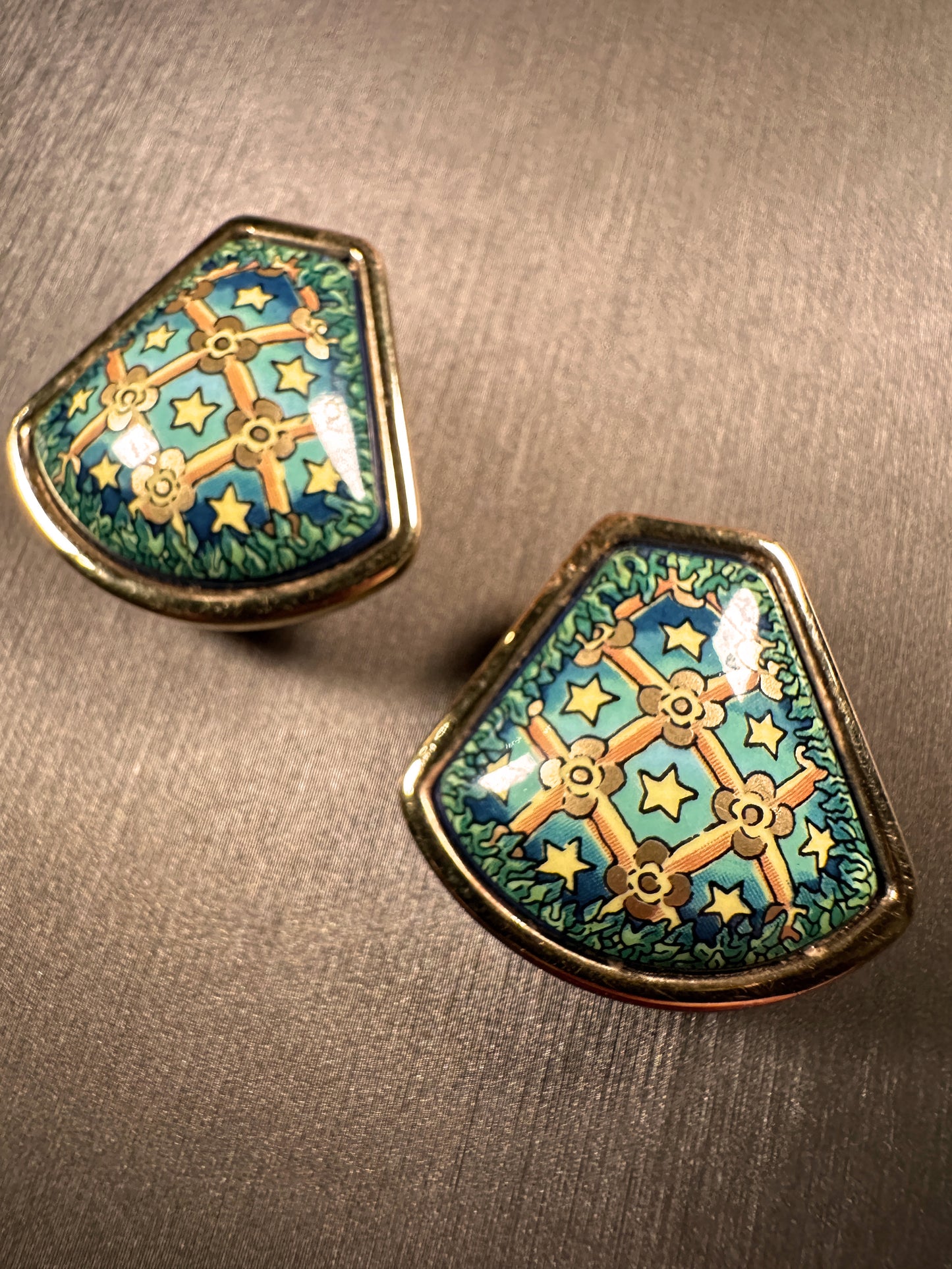 HEMRES VINTAGE 100% Authentic Clip-on Enamel Pattered Earrings, Green / Gold Tone, 1990's, Great Condition, with Original Box
