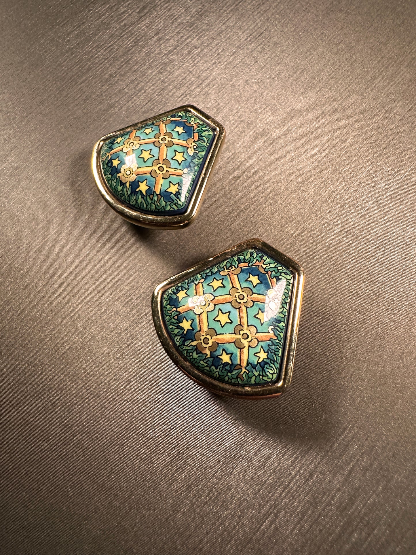 HEMRES VINTAGE 100% Authentic Clip-on Enamel Pattered Earrings, Green / Gold Tone, 1990's, Great Condition, with Original Box