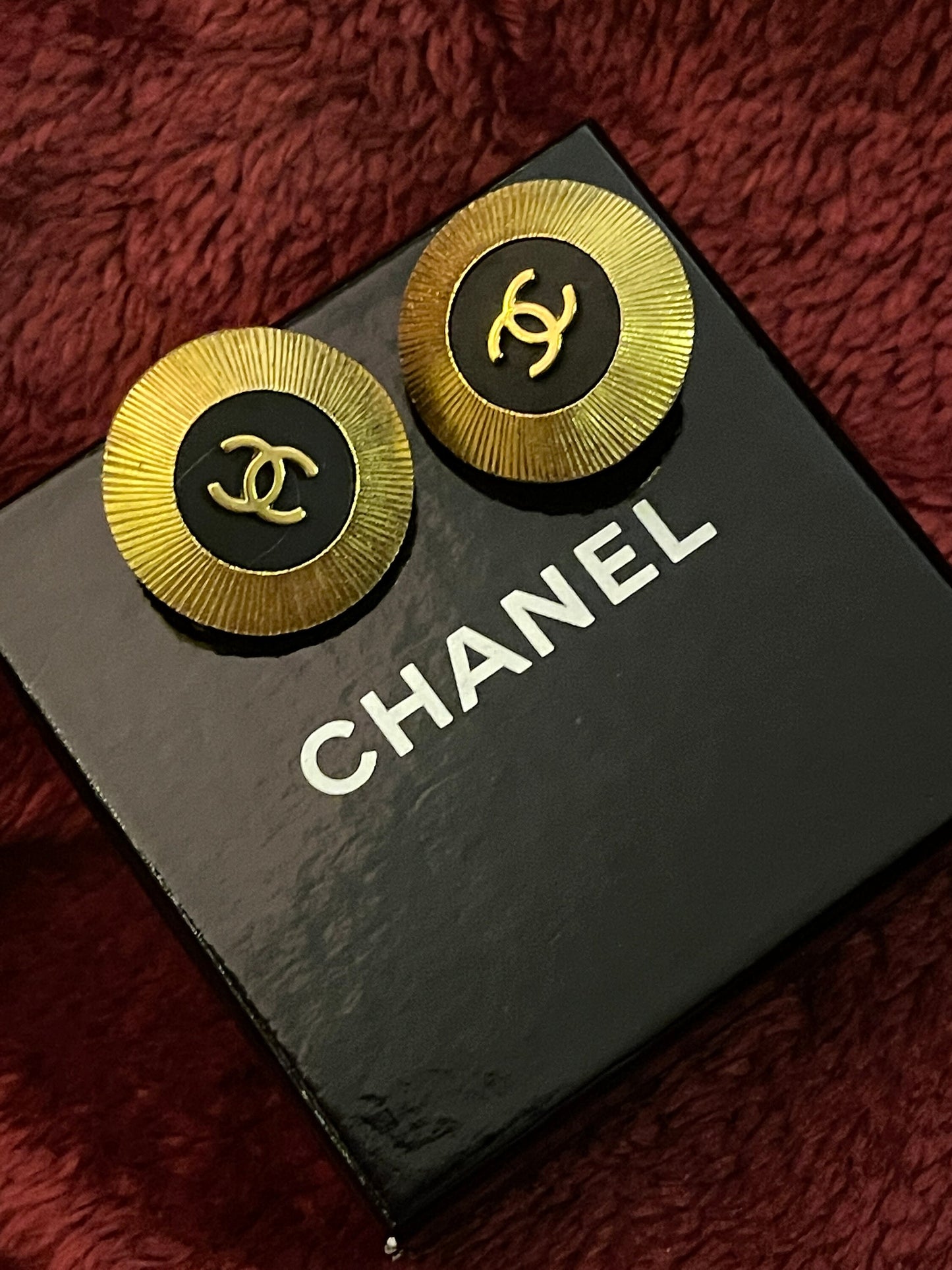 CHANEL VINTAGE 100% Authentic Genuine CC Logo Clip On Logo Earrings in Gold, Made In France, 1995