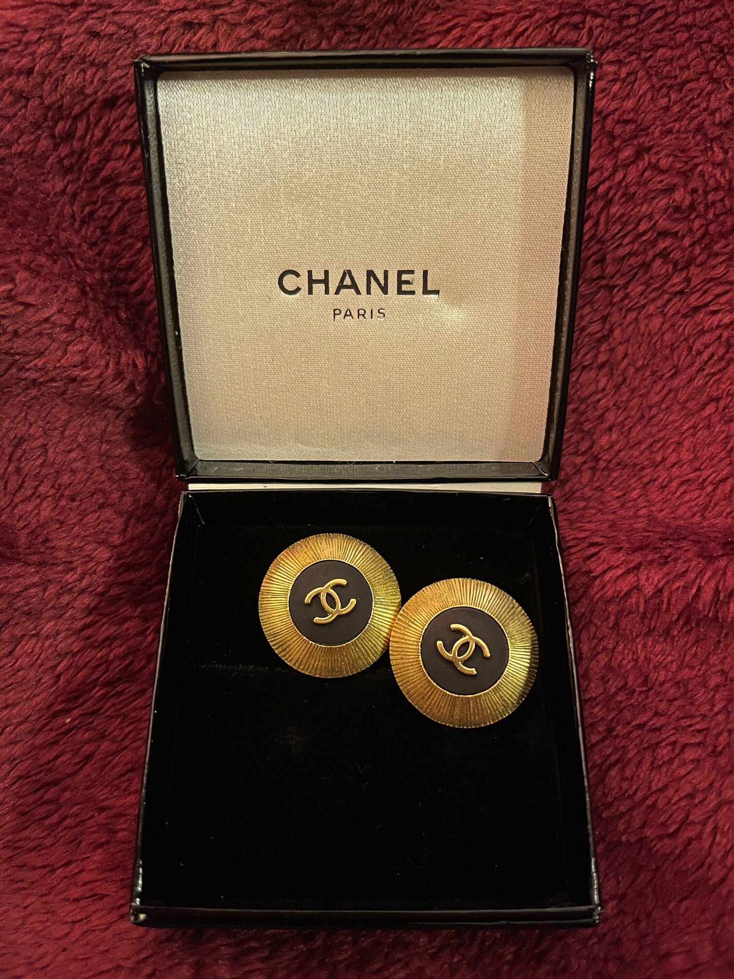 CHANEL VINTAGE 100% Authentic Genuine CC Logo Clip On Logo Earrings in Gold, Made In France, 1995