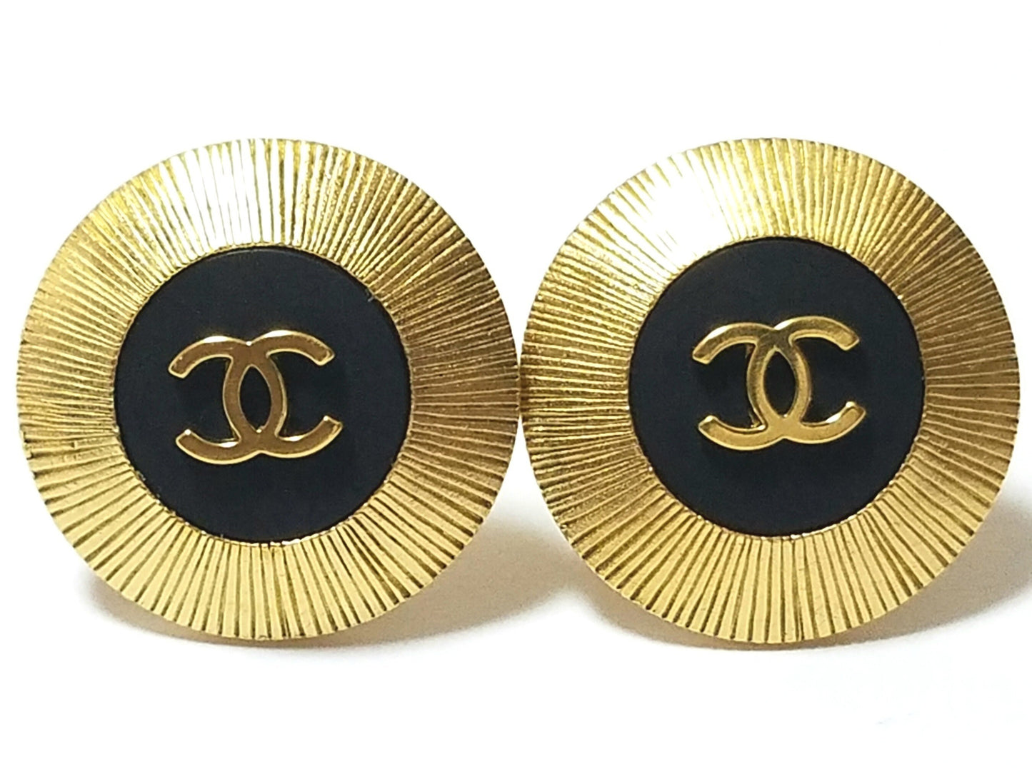 CHANEL VINTAGE 100% Authentic Genuine CC Logo Clip On Logo Earrings in Gold, Made In France, 1995