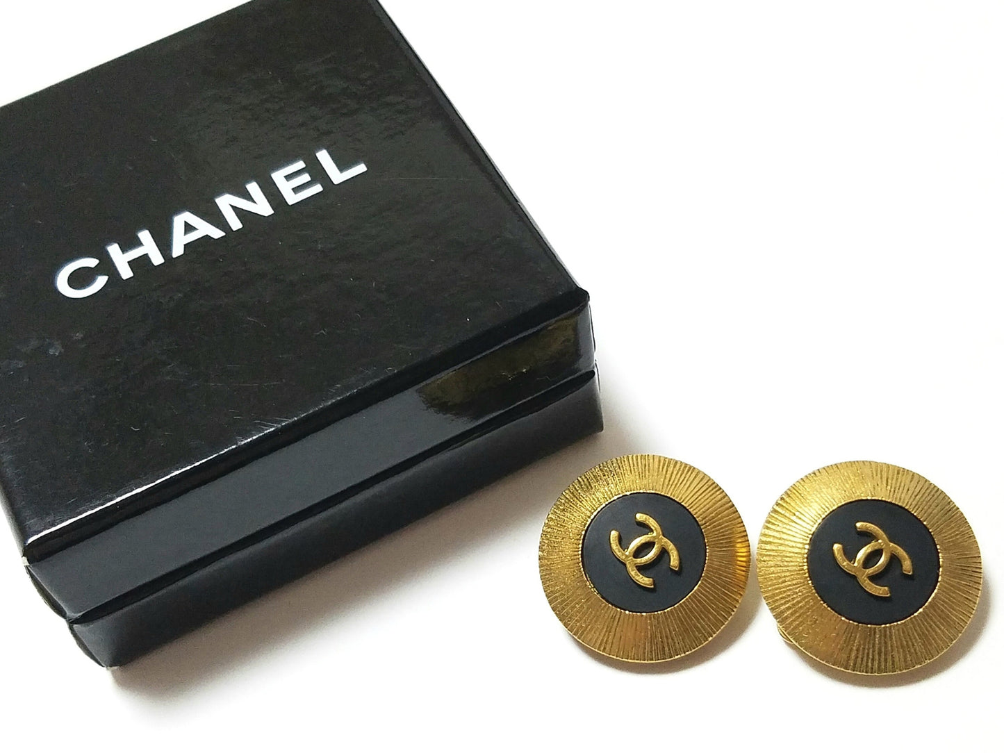 CHANEL VINTAGE 100% Authentic Genuine CC Logo Clip On Logo Earrings in Gold, Made In France, 1995