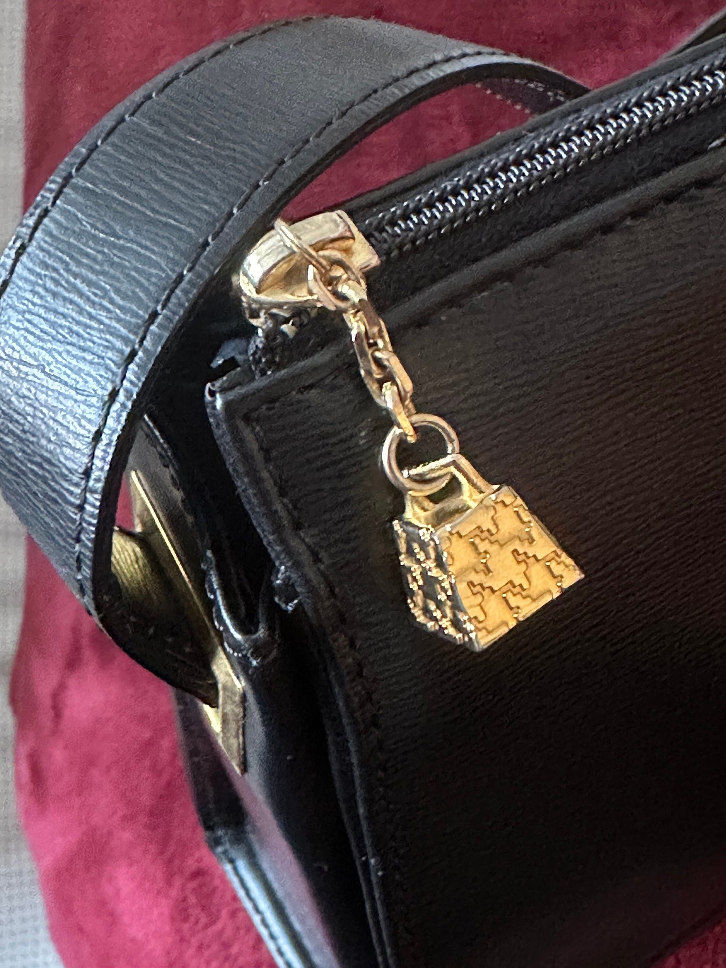 CHRISTIAN DIOR VINTAGE 100% Authentic Genuine Leather Crossbody Bag, Black, 2000's, Great Condition, Rare
