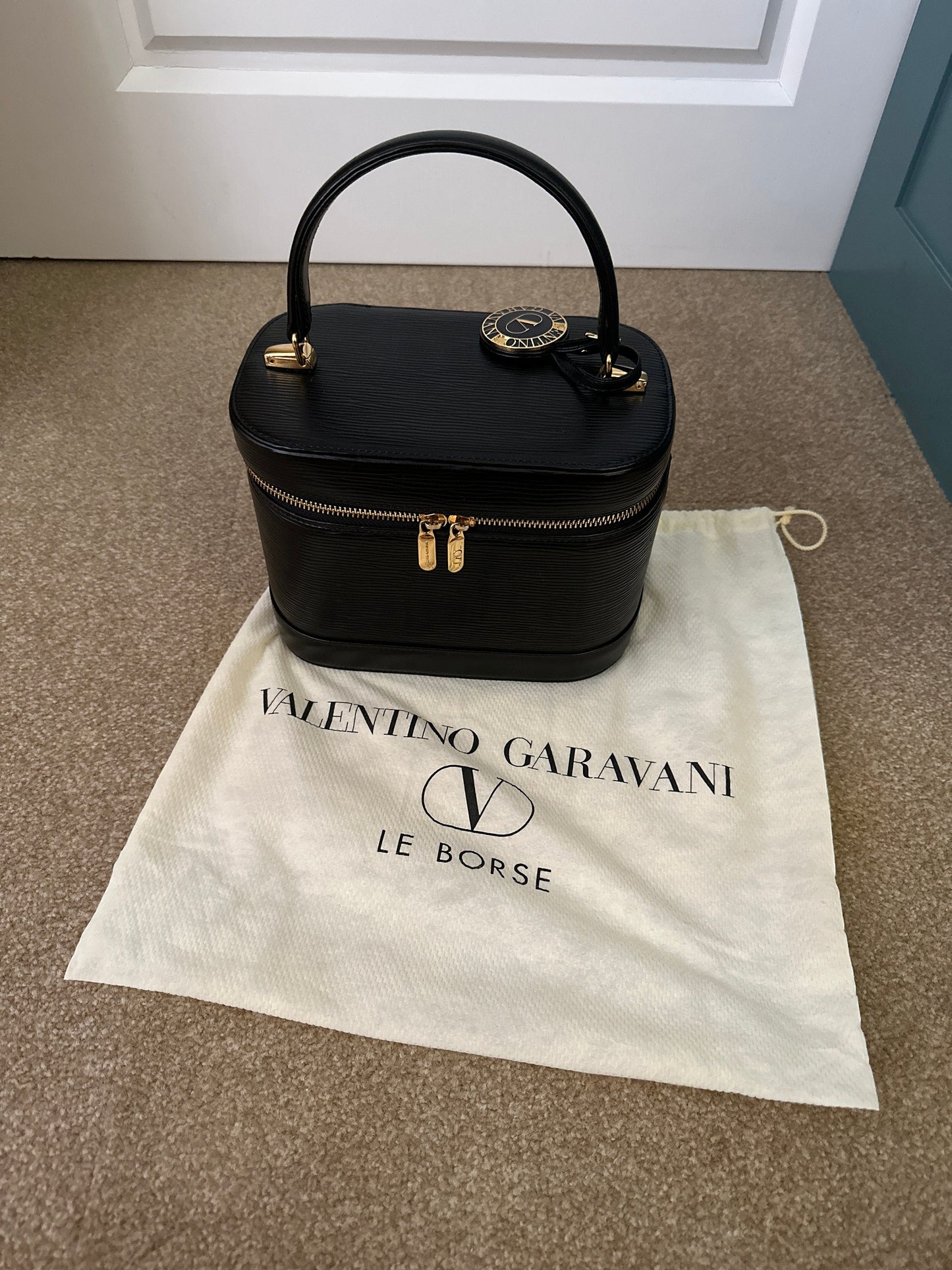 VALENTINO VINTAGE 100% Authentic Genuine Leather Cross-body Makeup Vanity Case Bag, Black, Late 2000's, Great Condition