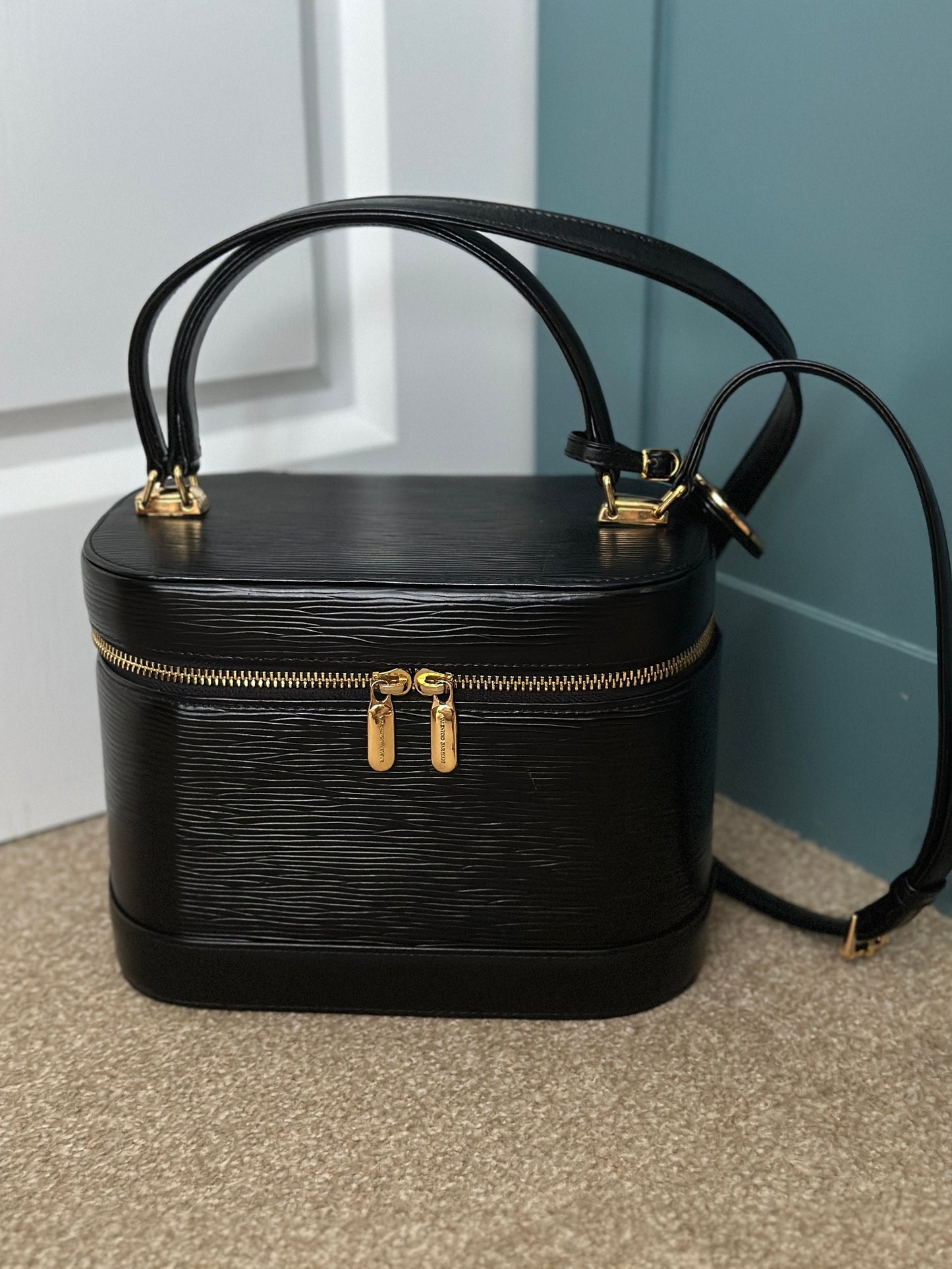 VALENTINO VINTAGE 100% Authentic Genuine Leather Cross-body Makeup Vanity Case Bag, Black, Late 2000's, Great Condition