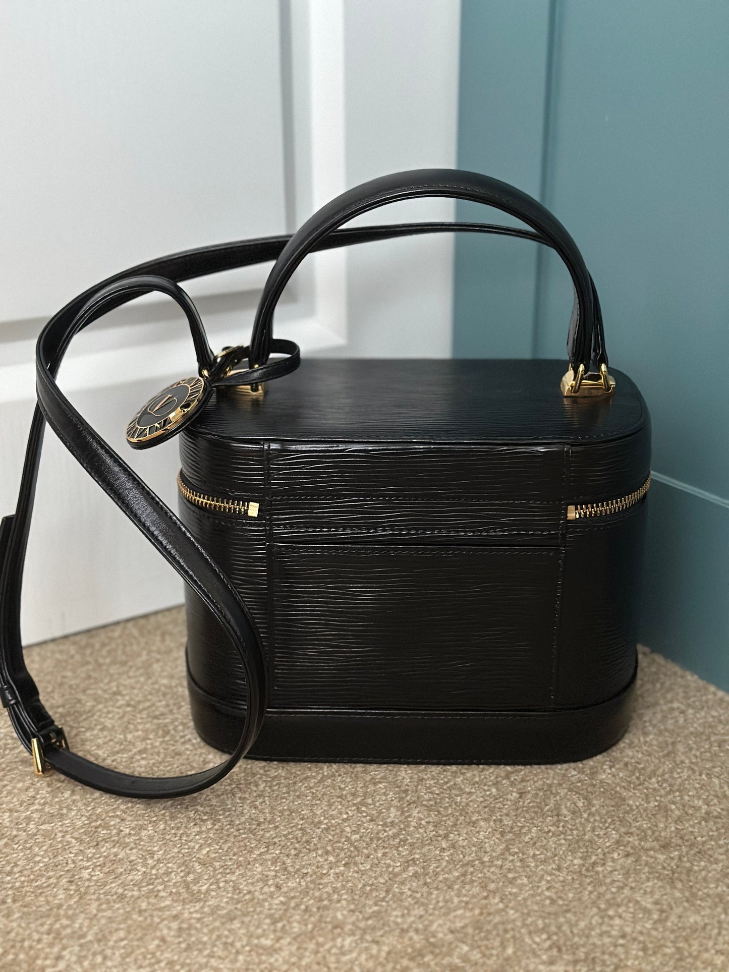 VALENTINO VINTAGE 100% Authentic Genuine Leather Cross-body Makeup Vanity Case Bag, Black, Late 2000's, Great Condition