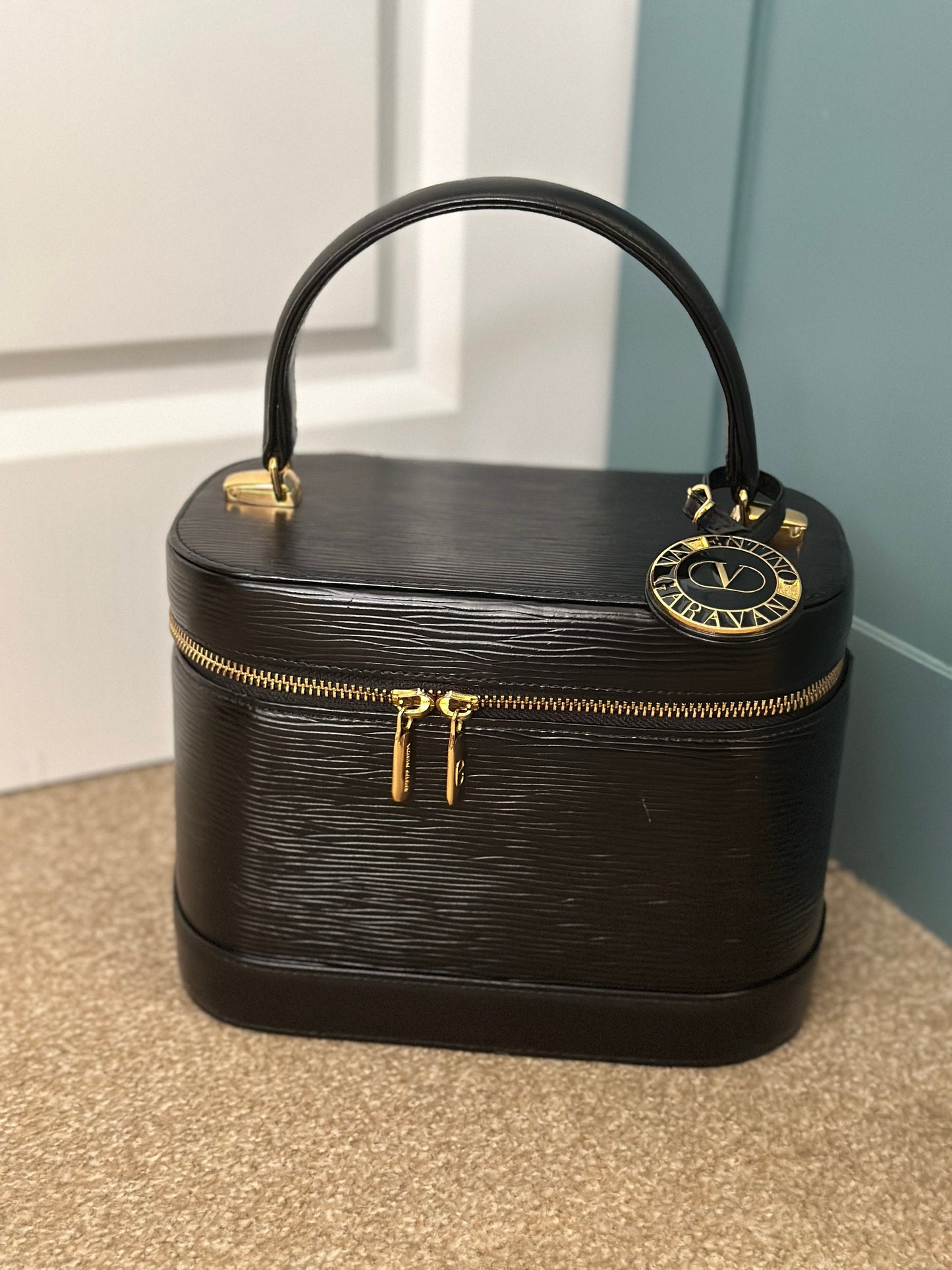 VALENTINO VINTAGE 100% Authentic Genuine Leather Cross-body Makeup Vanity Case Bag, Black, Late 2000's, Great Condition
