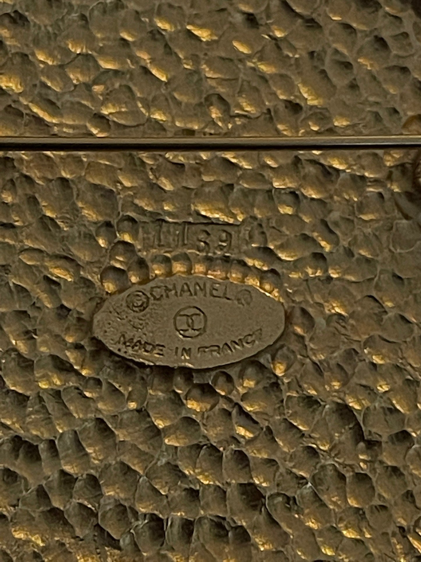 CHANEL VINTAGE 100% Hammered CC Brooch in Gold, Made In France