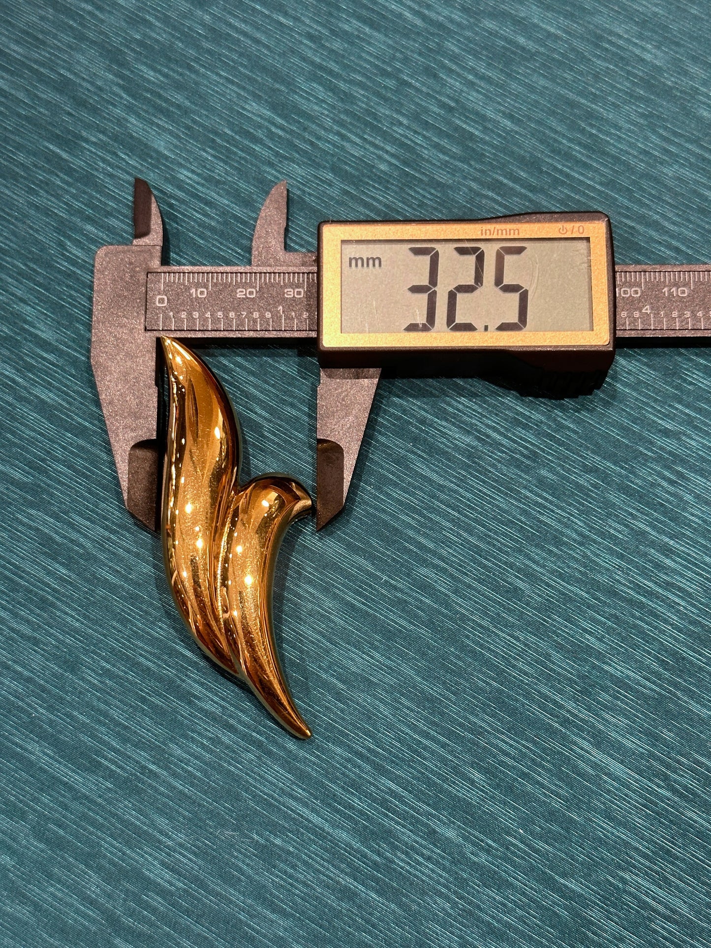 MONET VINTAGE 100% Authentic Genuine, Minimalist Design, Brooch in Gold, 1990's, Grade AB