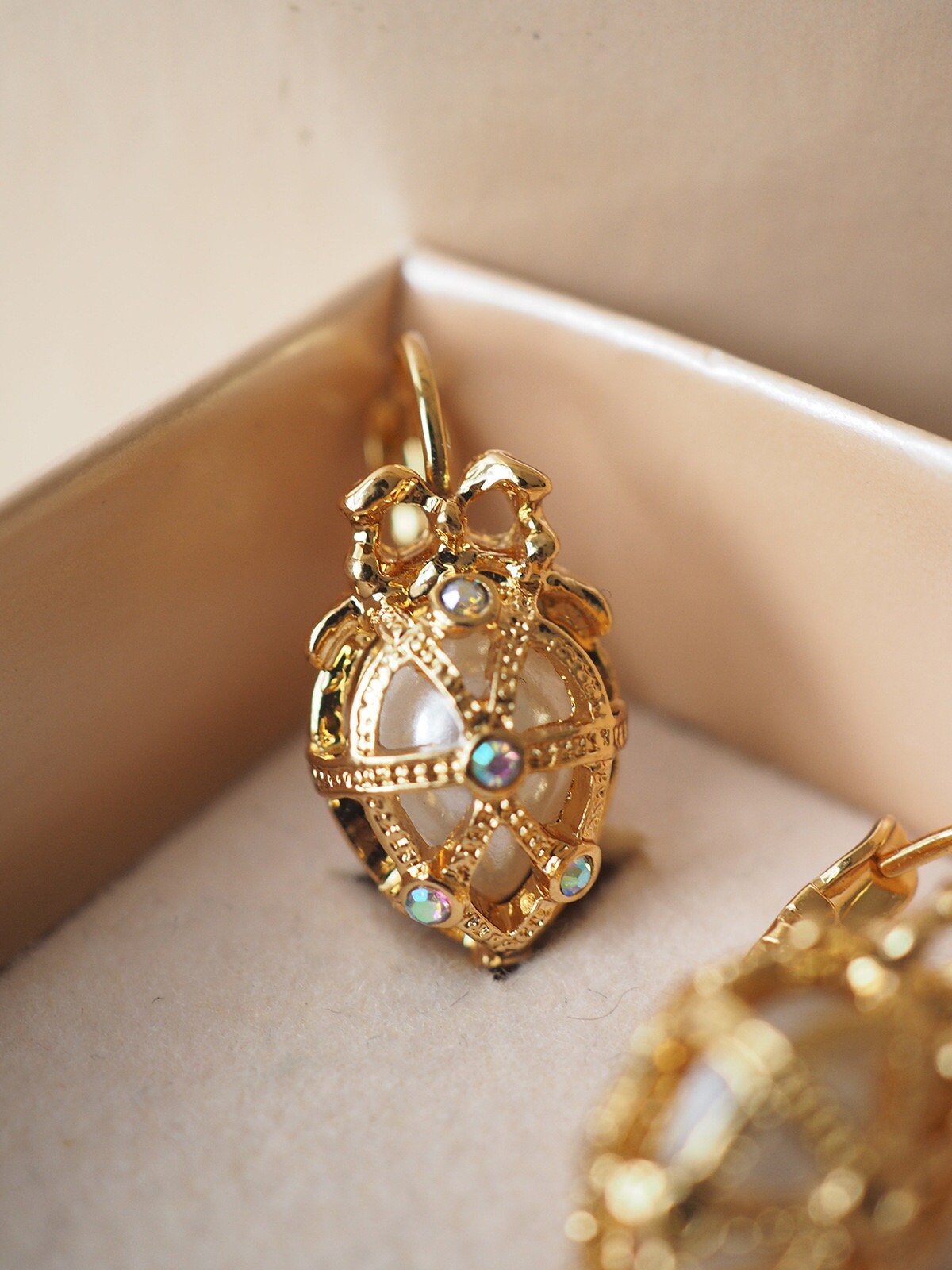 JOAN RIVERS VINTAGE 100% Authentic Genuine, Clip On Earrings in Gold, Faux Pearl, Heart Shape