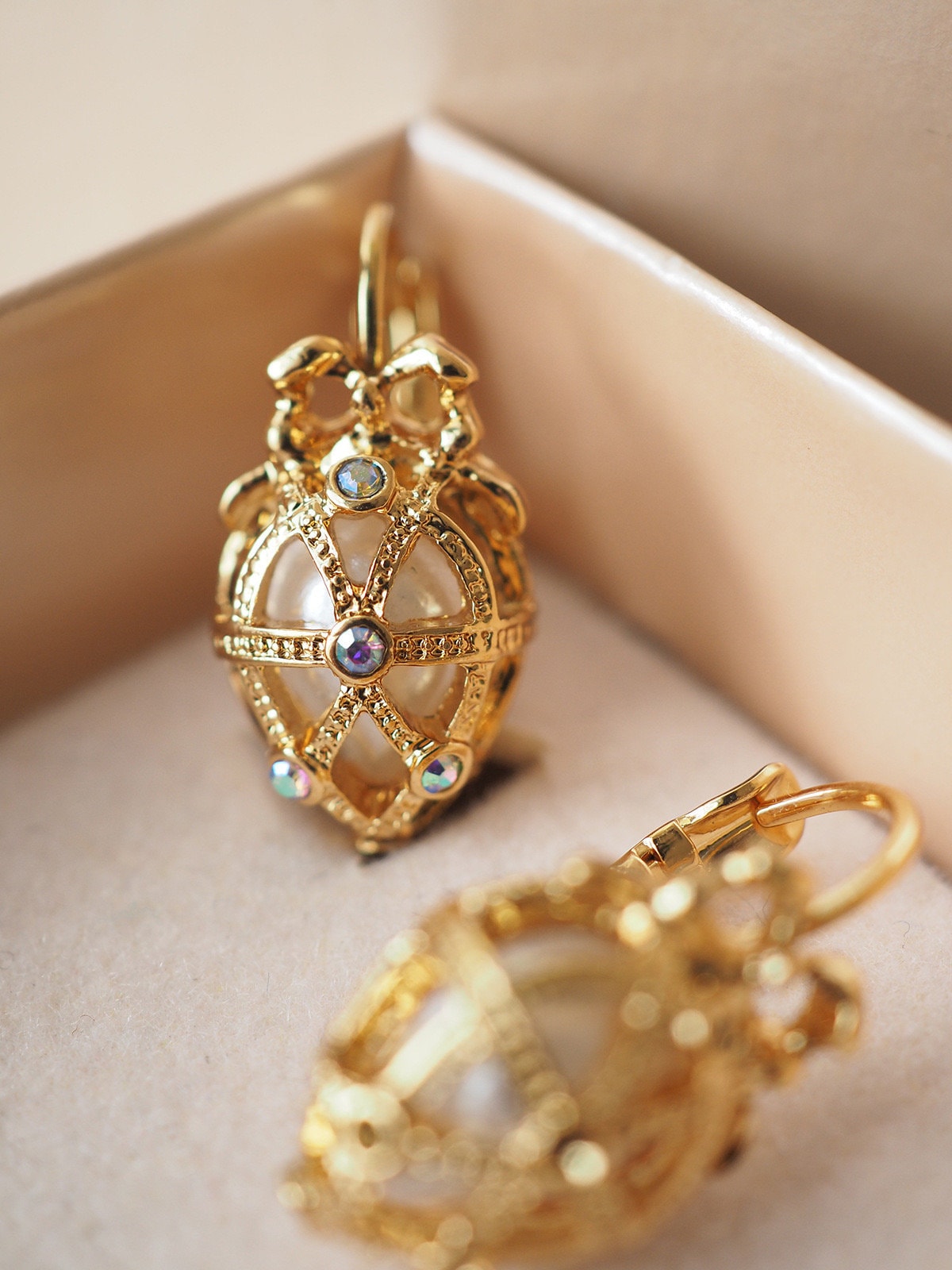 JOAN RIVERS VINTAGE 100% Authentic Genuine, Clip On Earrings in Gold, Faux Pearl, Heart Shape