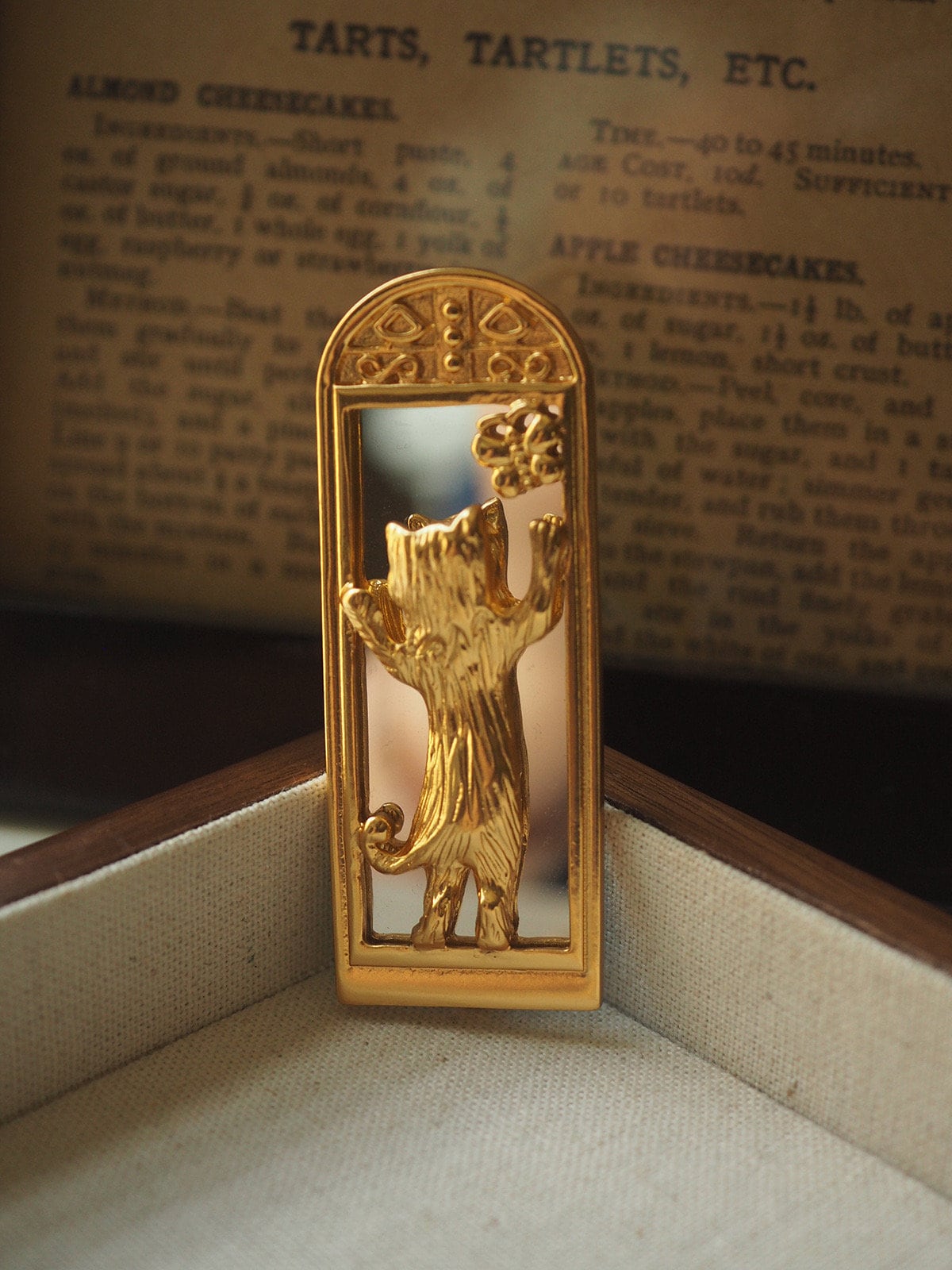 EUROPEAN VINTAGE 100% Authentic Genuine Cat with Mirror Brooch in Gold, 1990's