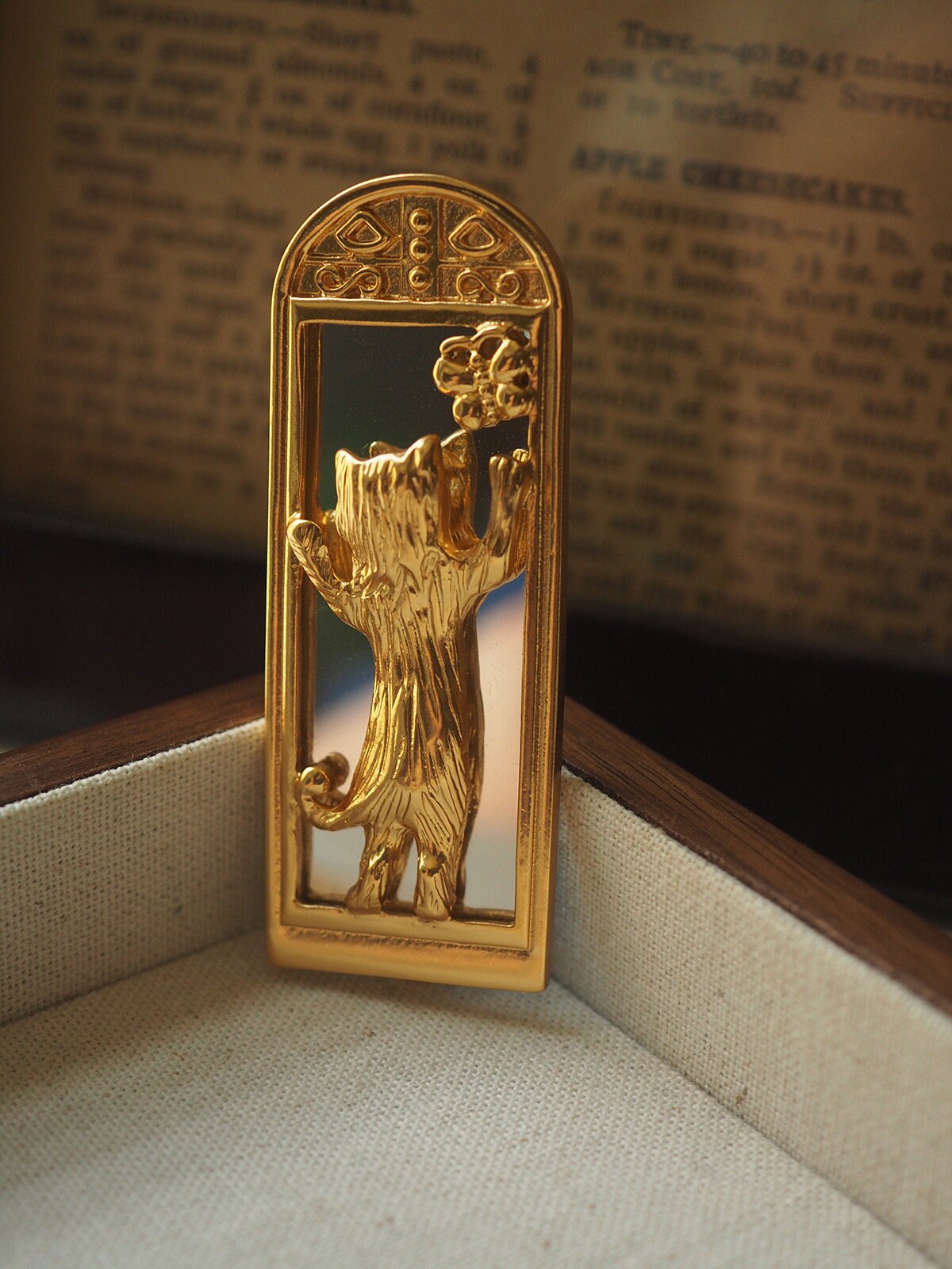 EUROPEAN VINTAGE 100% Authentic Genuine Cat with Mirror Brooch in Gold, 1990's