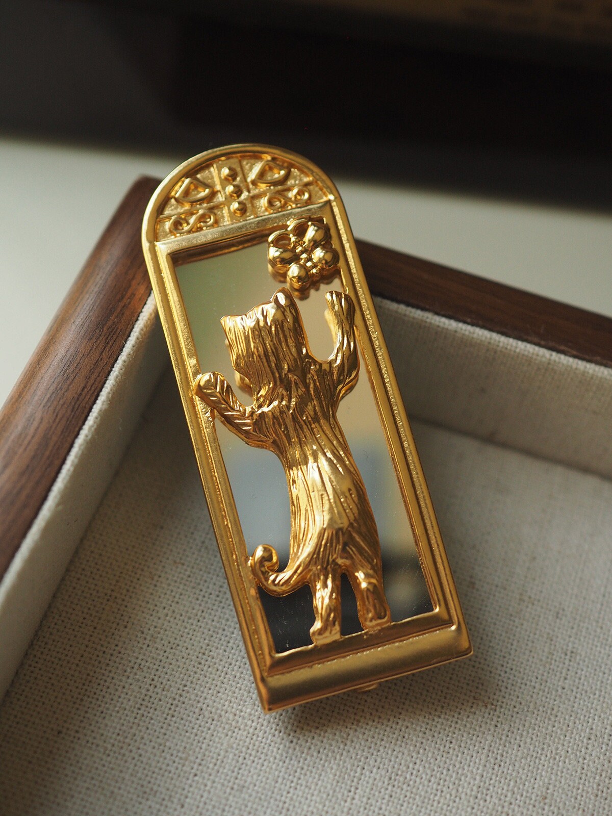 EUROPEAN VINTAGE 100% Authentic Genuine Cat with Mirror Brooch in Gold, 1990's