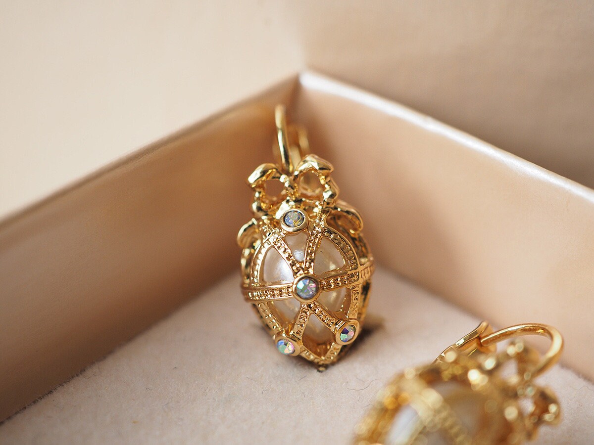 JOAN RIVERS VINTAGE 100% Authentic Genuine, Clip On Earrings in Gold, Faux Pearl, Heart Shape
