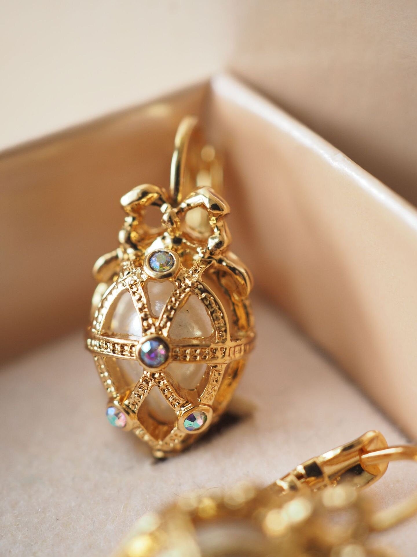 JOAN RIVERS VINTAGE 100% Authentic Genuine, Clip On Earrings in Gold, Faux Pearl, Heart Shape