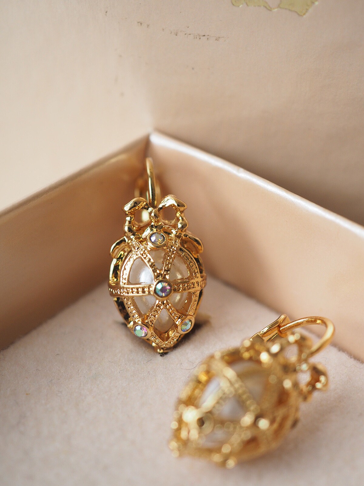 JOAN RIVERS VINTAGE 100% Authentic Genuine, Clip On Earrings in Gold, Faux Pearl, Heart Shape