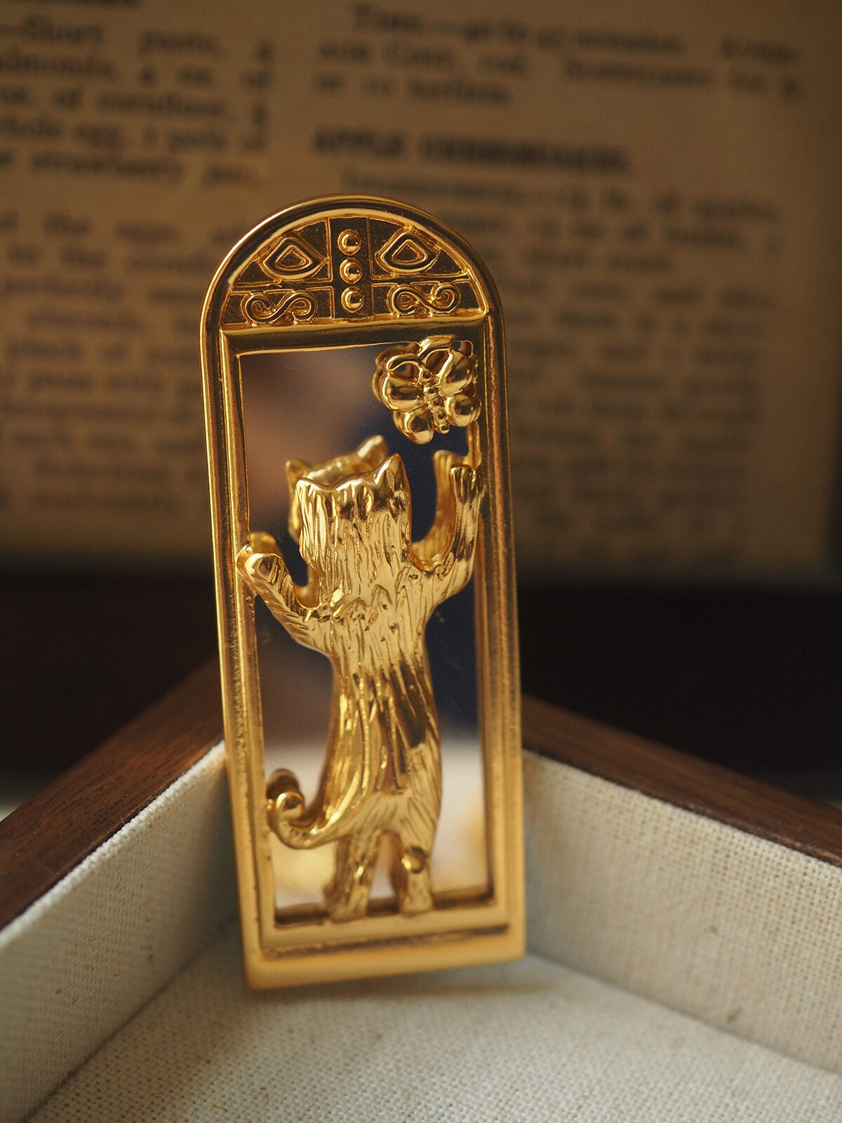 EUROPEAN VINTAGE 100% Authentic Genuine Cat with Mirror Brooch in Gold, 1990's