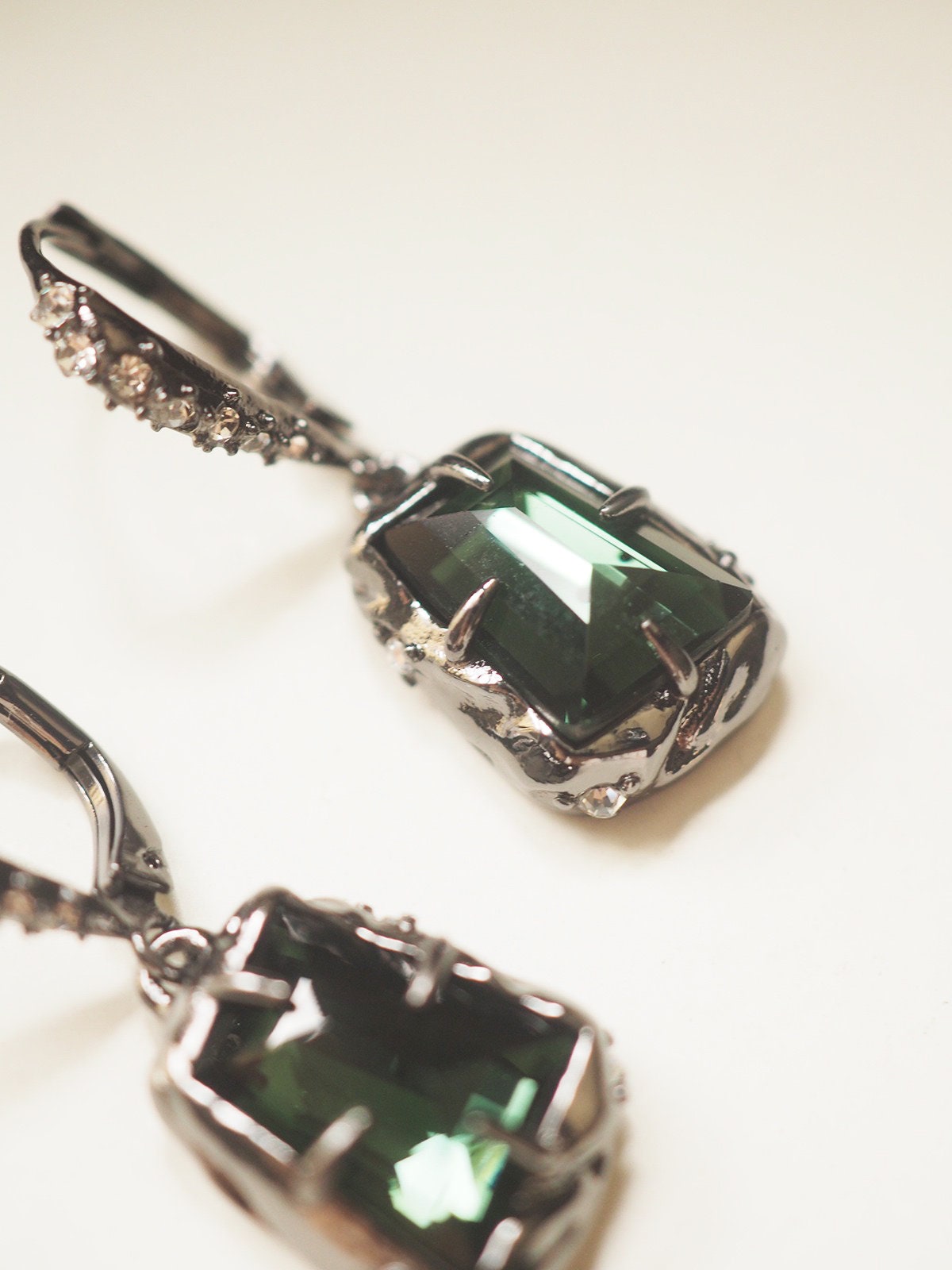 ALEXIS BITTAR VINTAGE 100% Authentic Genuine, Geometric Natural Stones Earrings in Green with Dark Metal Colour, 1990's
