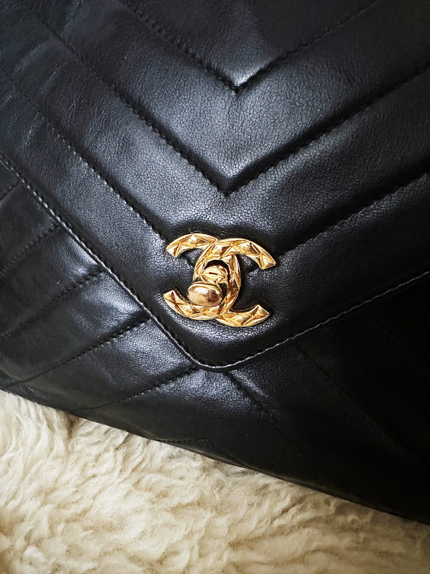 Rare CHANEL VINTAGE 100% Authentic Genuine, Lamb Leather Pattern Golden Chain Handbag, Black, Patterned CC Lock, 1997-1999.
