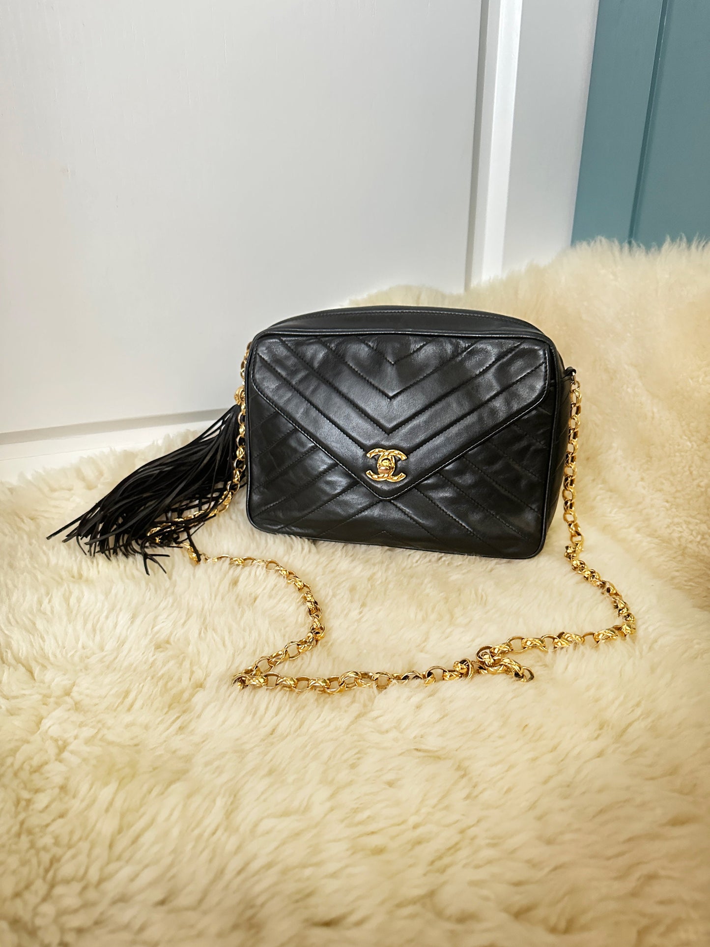 Rare CHANEL VINTAGE 100% Authentic Genuine, Lamb Leather Pattern Golden Chain Handbag, Black, Patterned CC Lock, 1997-1999.