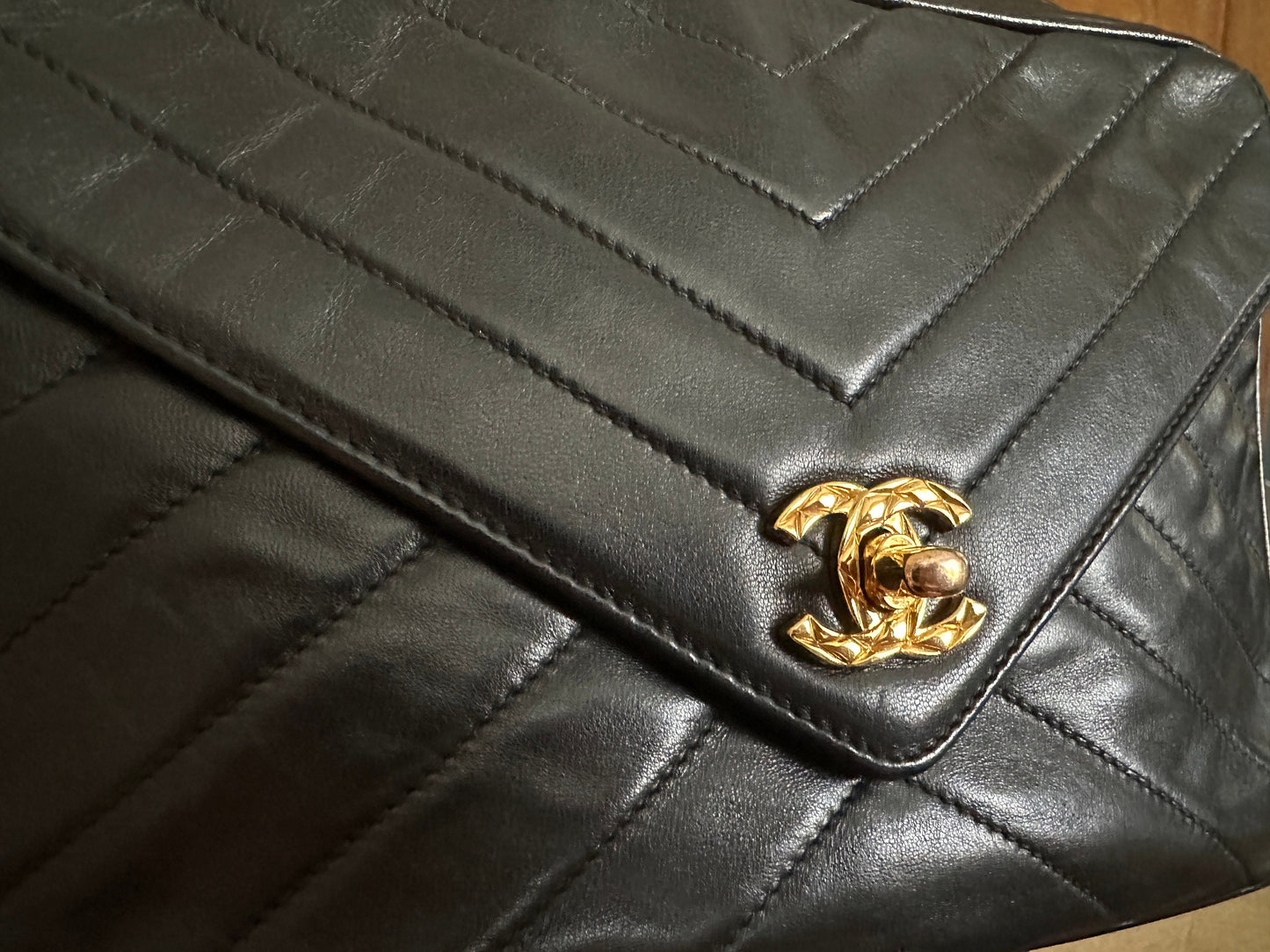 Rare CHANEL VINTAGE 100% Authentic Genuine, Lamb Leather Pattern Golden Chain Handbag, Black, Patterned CC Lock, 1997-1999.