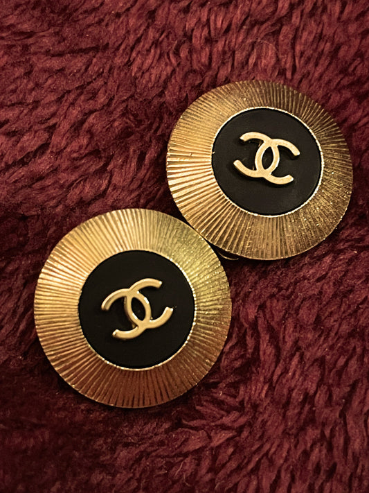 CHANEL VINTAGE 100% Authentic Genuine CC Logo Clip On Logo Earrings in Gold, Made In France, 1995
