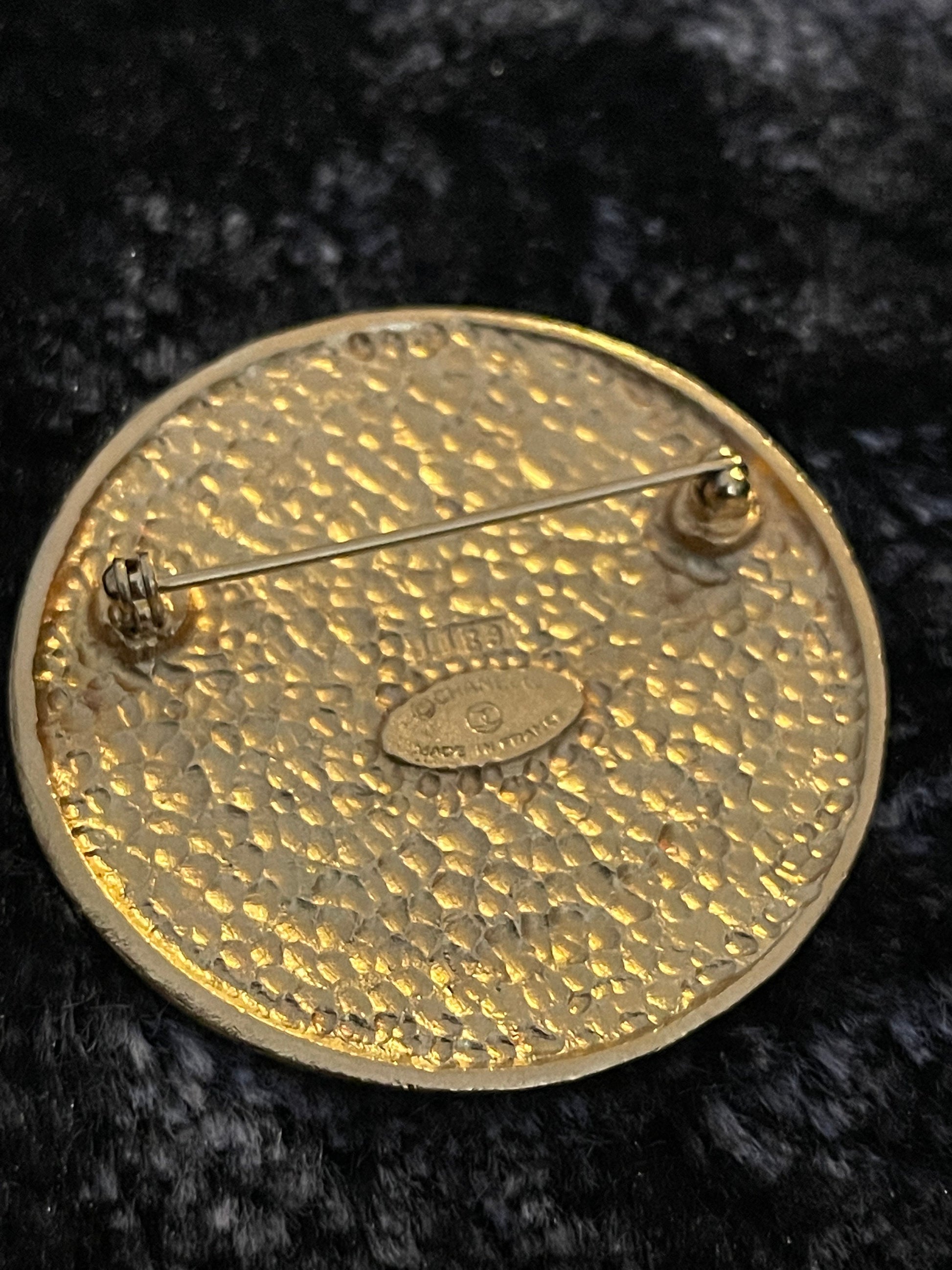 CHANEL VINTAGE 100% Hammered CC Brooch in Gold, Made In France