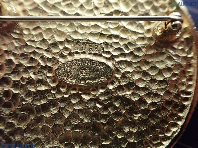 CHANEL VINTAGE 100% Hammered CC Brooch in Gold, Made In France