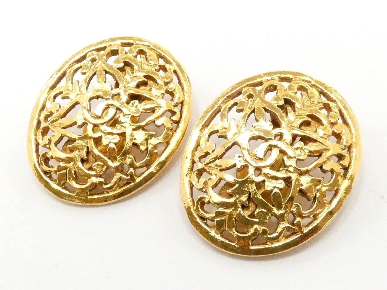 CHANEL VINTAGE, 100% Authentic Genuine, Hammered Perforated Clip On Earrings, Oval, Collection No. 26, Gold Plated, 1984-92 , Good Condition