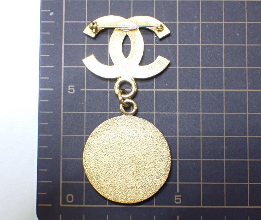 CHANEL VINTAGE 100% Authentic Genuine, Hammered CC Brooch in Gold, 1995, Made In France