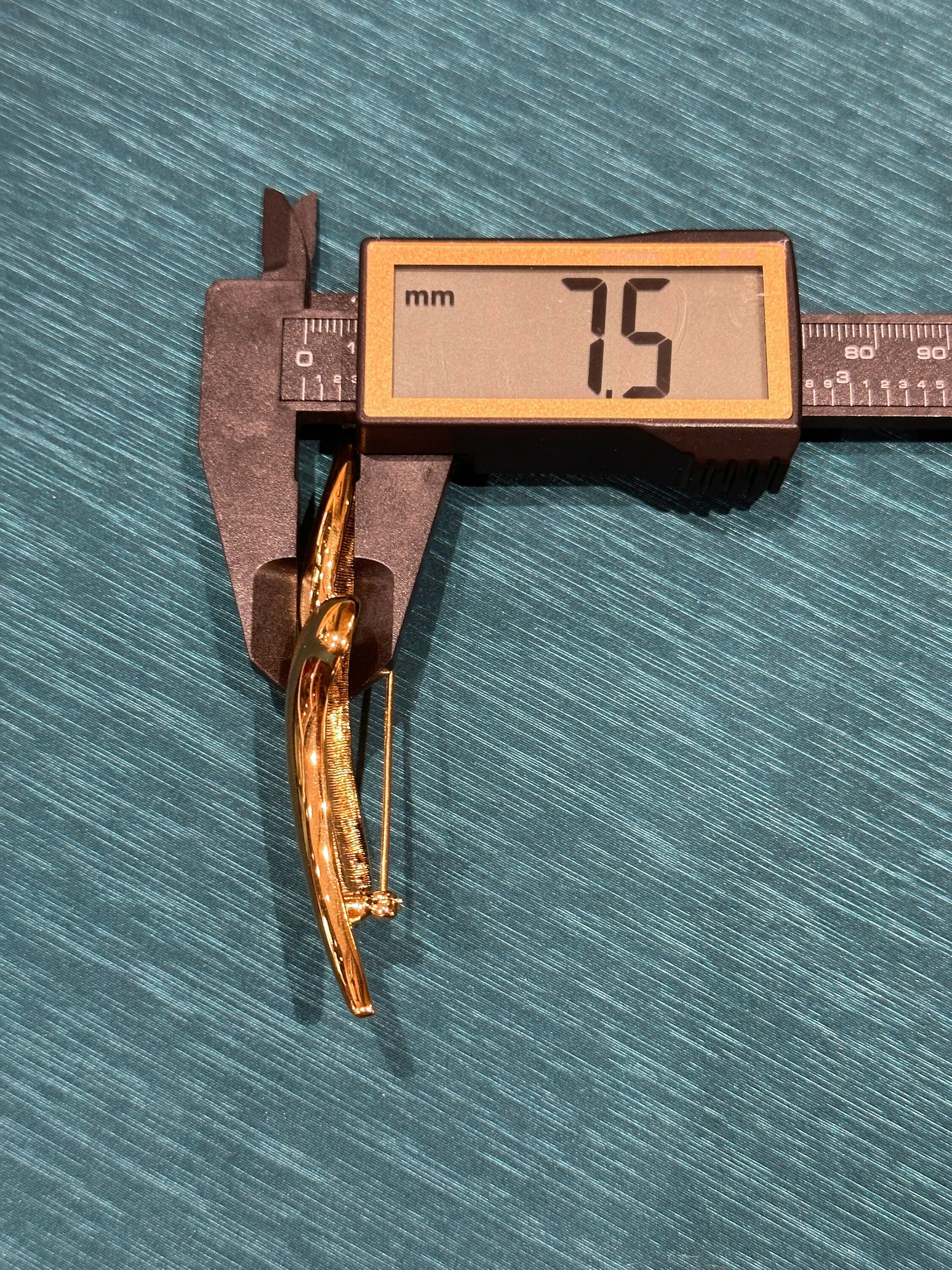 MONET VINTAGE 100% Authentic Genuine, Minimalist Design, Brooch in Gold, 1990's, Grade AB