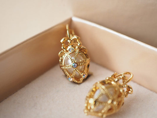 JOAN RIVERS VINTAGE 100% Authentic Genuine, Clip On Earrings in Gold, Faux Pearl, Heart Shape