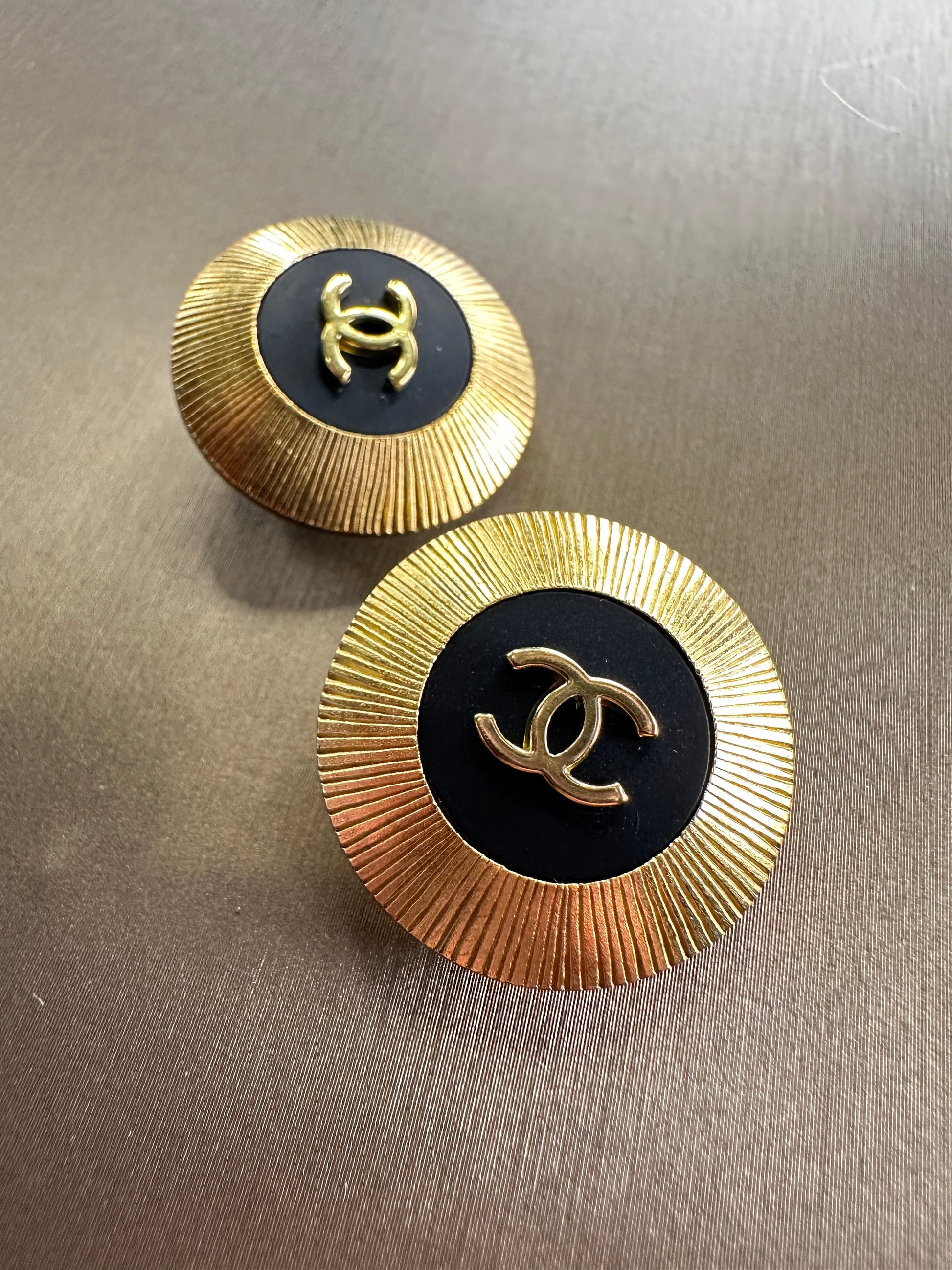 CHANEL VINTAGE 100% Authentic Genuine Clip On Logo Earrings in Gold and Black, with Box, 1995, Made in France